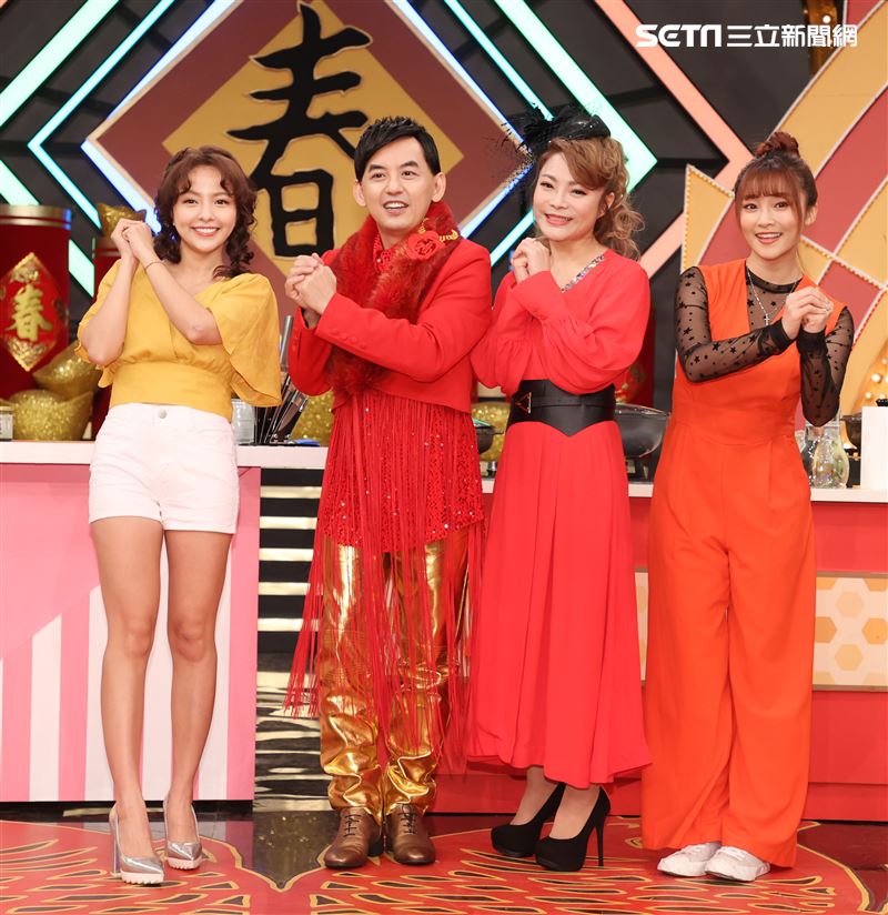 華視「牛兆豐年賀新春－女王當家」主持群張文綺、黃子佼、鄭淑文、徐凱希。（記者邱榮吉/攝影）