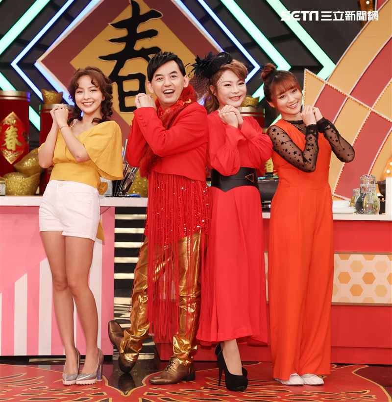 華視「牛兆豐年賀新春－女王當家」主持群張文綺、黃子佼、鄭淑文、徐凱希。（記者邱榮吉/攝影）
