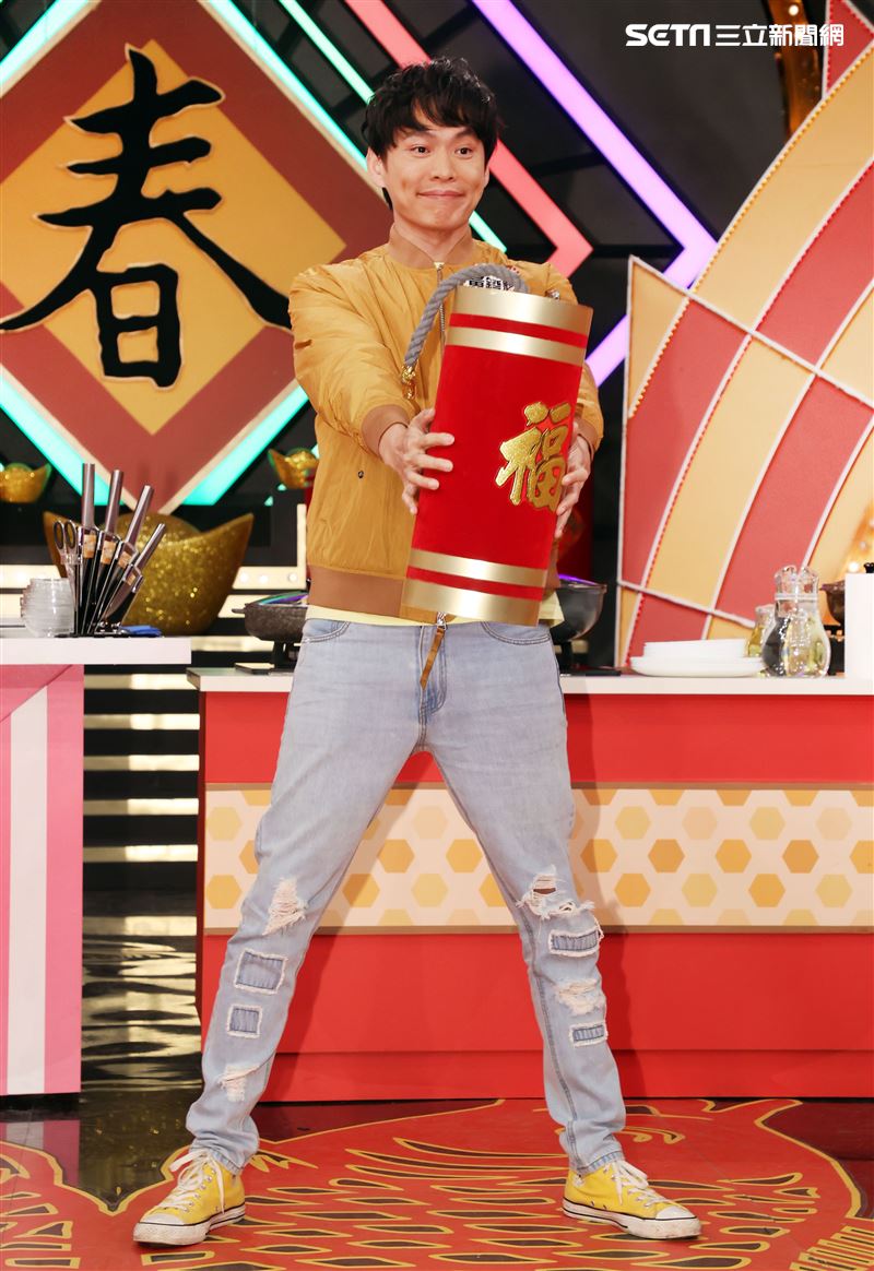 黃鐙輝參加華視「牛兆豐年賀新春－女王當家」。（記者邱榮吉/攝影）