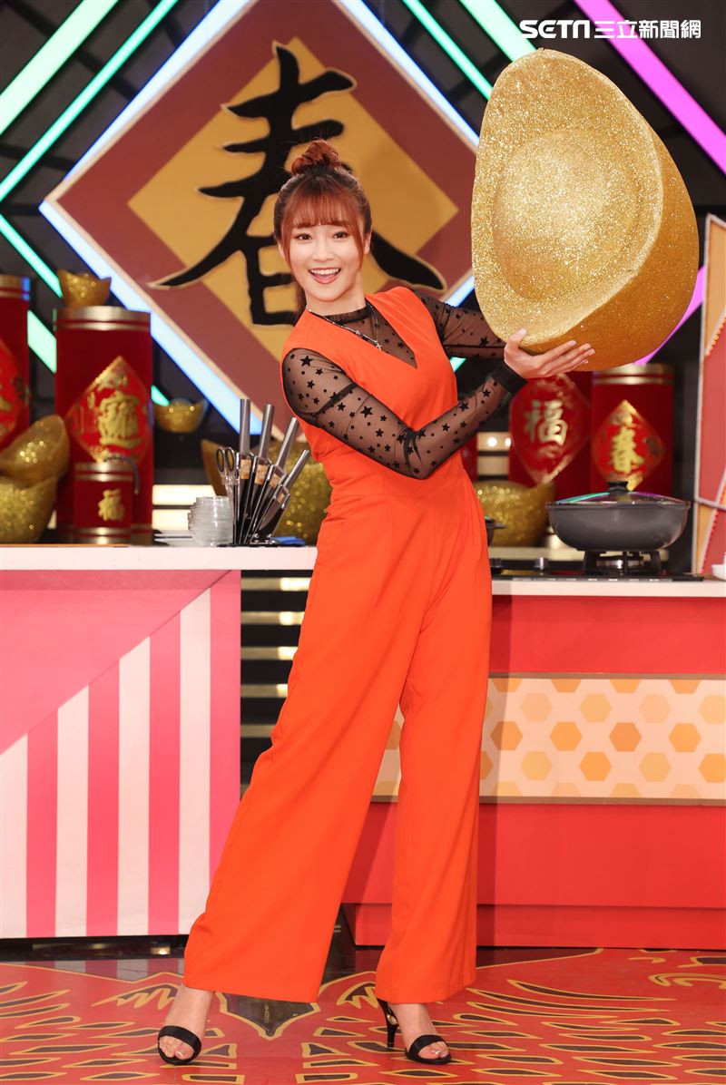 徐凱希參加華視「牛兆豐年賀新春－女王當家」。（記者邱榮吉/攝影）