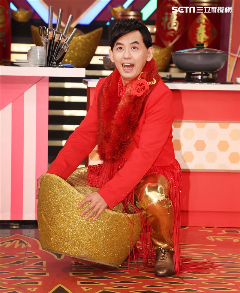 主持人黃子佼參加華視「牛兆豐年賀新春－女王當家」。（記者邱榮吉/攝影）