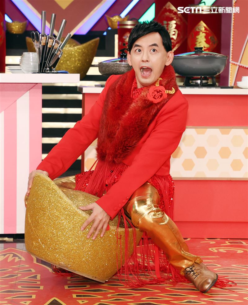 主持人黃子佼參加華視「牛兆豐年賀新春－女王當家」。（記者邱榮吉/攝影）