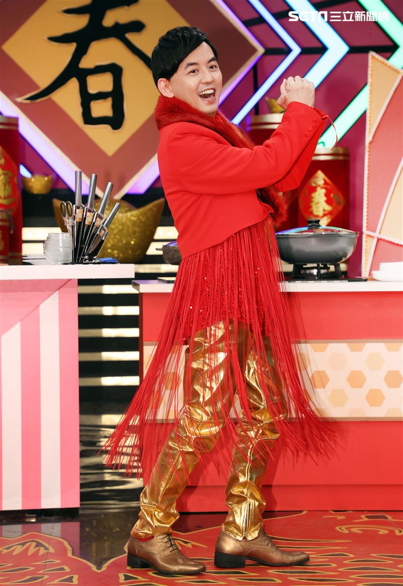 主持人黃子佼參加華視「牛兆豐年賀新春－女王當家」。（記者邱榮吉/攝影）