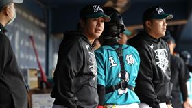 屏東城市隊教練團成形　找來黃龍義蕭任汶余進德屏東縣籌組社會甲組城市棒球隊，12月初公開徵選、教練團成形，錄取3名都具有職棒資歷的教練黃龍義、蕭任汶和余進德（中）。圖為余進德19日帶領玉里高中在富邦U18棒球賽拿季軍畫面。（富邦U18大會提供）中央社記者謝靜雯傳真　109年12月20日