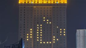 ▲ 高雄漢來大飯店特別在牆面點燈排一「心」字，希望大家防疫莫忘初「心」。（圖／高雄漢來大飯店提供）