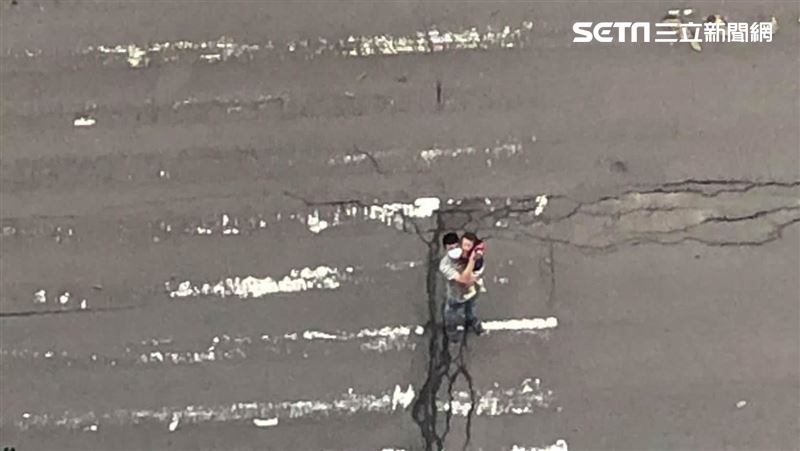 遠到模糊！父子眺望逼哭桃醫護理師