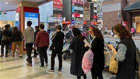 截止前臺產仍有排隊潮　民眾下班驅車趕來投保臺產防疫保單熱銷，至截止收件前，投保民眾人龍仍排至南陽街。中央社記者謝方?攝  110年1月25日