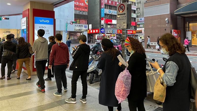 為10萬排隊？醫護嘆：很糟糕的選擇