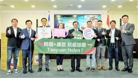 桃園市政府媒合  捐贈匈牙利醫療口罩桃園市長鄭文燦（右5）表示，布達佩斯具有歷史、文化及美麗的風景，國境第一線的桃園以「精準防疫」守住疫情防線，強大的防疫產能讓桃園有充足能量幫助其他城市，將透過華航協助運送口罩到匈牙利。中央社記者吳睿騏桃園攝　109年12月14日