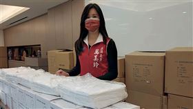 萬美玲：爭取4.5萬份口罩 發放桃園診所國民黨立委萬美玲為桃園市診所爭取4.5萬份N95口罩、隔離衣及2000瓶酒精。（萬美玲辦公室提供）中央社記者王承中傳真 110年1月25日
