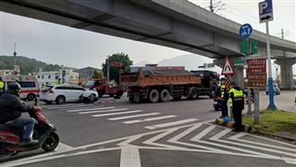 淡水3車事故！21歲女遭砂石車輾斃