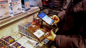 吃進口貨感染武漢肺炎？中國專家：機率比空難低中國防疫專家張文宏24日說，目前沒有發現因為食用進口冷鏈食品而感染武漢肺炎的病例，「這個概率已經接近於比空難都低的時候」。圖為湖北武漢市一間超市，消費者用手機掃碼查看一盒進口冷凍鮮蝦的檢測資訊。（中新社提供）中央社 110年1月25日
