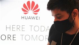 華為否認將出售手機業務陸媒報導，華為（Huawei）25日否認外界傳聞，強調完全沒有出售手機業務的計畫。圖為華為上月15日在英國開設第一家手機旗艦店門市，銷售人員正在介紹其新款手機。（中新社提供）中央社 110年1月25日