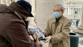 駐教廷大使親自向街友發送保暖防疫物資為響應教宗呼籲，駐教廷大使李世明（右）25日前往探視梵蒂岡廣場周遭遊民，代表台灣贈送保暖防疫物資。（駐教廷大使館提供）中央社記者黃雅詩羅馬傳真  110年1月26日