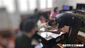 捐善款鞠躬／陳鴻榮授權提供