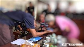 捐善款鞠躬／陳鴻榮授權提供