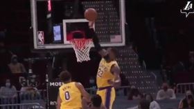 ▲塞克斯頓（Collin Sexton）上籃慘挨詹姆斯（LeBron James）麻辣鍋。（圖／翻攝自湖人推特）