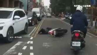 2機車對撞　71歲老婦噴飛撞人行道