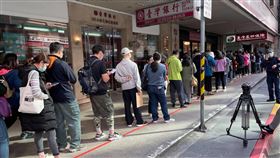 防疫保單夯 民眾特地請假前來投保台灣產險熱銷防疫保單將於25日下午5時停售，民眾表示，早上8點多就過來排隊，有些民眾更特地為投保防疫保單向公司請假。中央社記者謝方?攝  110年1月25日