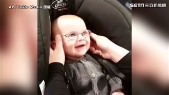 視障娃首次戴上眼鏡　嘴角不禁上揚