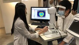 眼科醫師表示，因科技時代3C產品應用範圍廣，學童近視率平均每5年近視年齡將提早1歲，若沒有妥善控制，小小年紀就可能有500度以上高度近視，甚至還可能會永久性失明。（圖／記者簡浩正攝影）