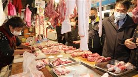 黃偉哲查訪傳統市場商品售價台南市長黃偉哲（右）26日前往水仙宮公有市場查訪商品價格，宣導嚴防哄抬物價。（台南市政府提供）中央社記者楊思瑞台南傳真  110年1月26日