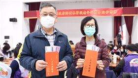 澎湖發放5000元春節敬老禮金（1）澎湖縣政府26日起發放縣內65歲以上長者春節敬老平安禮金，每人新台幣5000元，縣府動員大批工作人員清點紅包袋與現鈔。左為澎湖縣長賴峰偉。（澎湖縣政府提供）中央社  110年1月26日