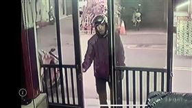 台中市北區金龍街 歹徒闖空門。(圖／翻攝畫面)