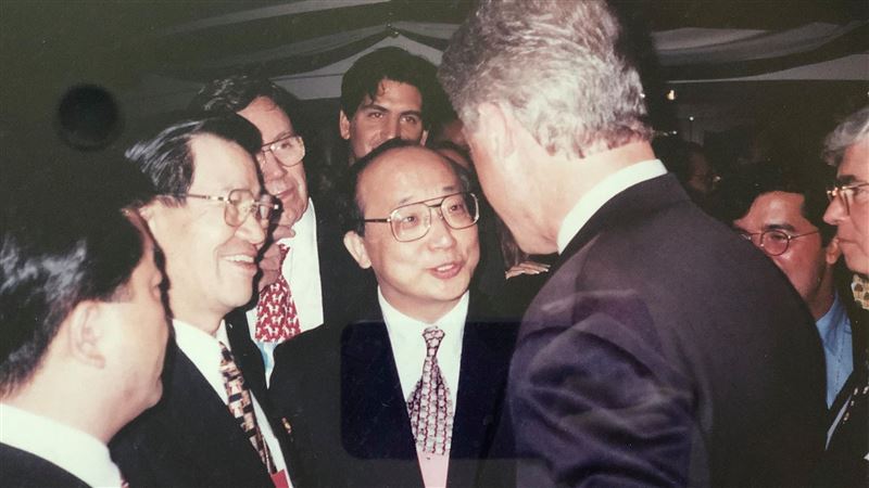 胡志強秀柯林頓握手照　外交官說真相