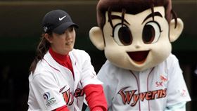 ▲SK飛龍2006年到夏威夷集訓時，高球選手Michelle WIE（魏聖美）出席SK活動。（資料照／美聯社／達志影像）