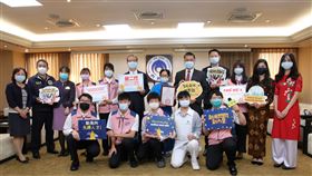 ▲內政部長徐國勇(後排右五)接見「新光閃閃新住民二代親善大使團」，勉勵自我成長，成為臺灣新力量。（圖／中華民國內政部移民署提供）