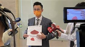 ▲台中市盛唐中醫醫師呂世明，委由律師李岳洋，對欣隆藥業、負責人歐國樑連帶求償5.7億。（圖／翻攝畫面）