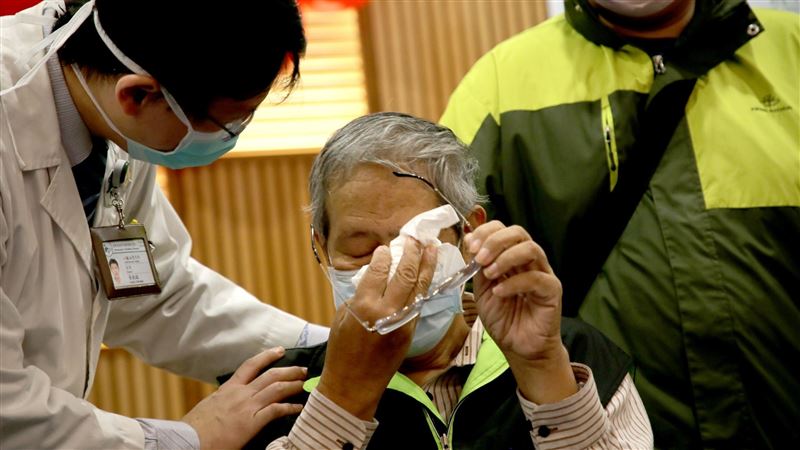 高中校長淚謝醫護　鬼門關前拉回他