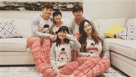 ▲秋信守放上一家5口合照，兒子已經上大學。（圖／取自秋信守IG）