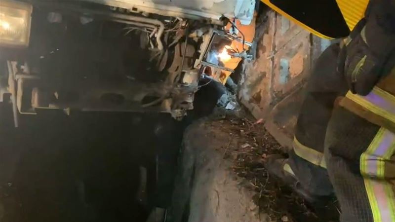 貨車超車對撞翻車　駕駛拋飛夾山壁