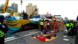 國1北上6車連撞　駕駛頸骨折斷慘死