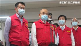 行政院長蘇貞昌27日上午「視察春節國際包裹檢疫流程」。（圖／記者盧素梅攝影）