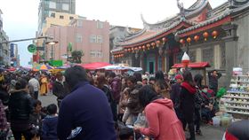 防疫優先　賴峰偉宣布馬公城隍廟春節市集停辦農曆春節將屆，近期國內疫情升溫，澎湖縣長賴峰偉26 日下午參加白沙地區治安座談時，正式宣布今年馬公城隍廟前民俗市集活動停辦。圖為2012年廟前市集熱絡情景。中央社  110年1月26日