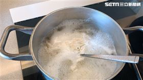 煮麵、冒白泡（圖／記者陳佳鈴）