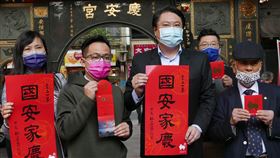 林右昌：取消市場發紅包　由公所及市府提供索取基隆市長林右昌（左3）26日在慶安宮發表牛年春聯與小紅包並表示，春聯會透過民政系統發送給基隆每個家戶；因疫情關係，將取消到市場發送紅包行程，2月1日起將在7處區公所及市府服務台，各準備1000個小紅包供索取。中央社記者王朝鈺攝  110年1月26日