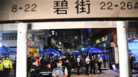 港府再祭無預警封區　油麻地3大樓遭強制檢疫香港當局26日晚間再度祭出無預警封區的手段，圍封九龍油麻地3幢大樓，預計以一個晚上的時間，為樓內所有居民強制檢測2019冠狀病毒。圖為遭封區現場。（中通社提供）中央社　110年1月26日