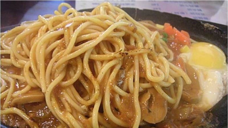 鐵板麵不僅全是澱粉，醬料更是高鈉、高油。圖／翻攝自Dcard