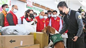 行政院長蘇貞昌27日到中華郵政公司台北郵件處理中心視察春節國際包裹檢疫流程。（圖／行政院提供）