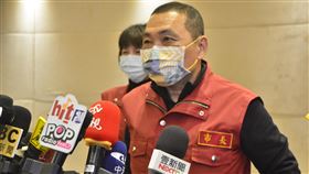 侯友宜：支援桃園居家檢疫新北市長侯友宜（前）27日主持防疫會議後表示，將支援桃園的居家檢疫關懷，新北市也將重新檢視社區感染的防疫演習兵棋推演，儲備物資，以因應新一波的病毒攻擊。中央社記者黃旭昇新北攝  110年1月27日