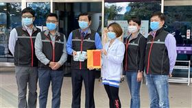 桃園德林寺捐100萬元挺醫護桃園德林寺主委賴文龍（左3）27日至桃園醫院捐贈新台幣100萬元，由桃園醫院社工室主任余珮瑜（右3）代表接受。中央社記者葉臻攝  110年1月27日