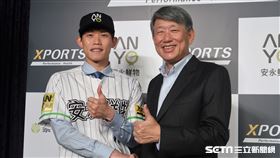 陳冠宇和崇越董事長郭智輝。（圖／記者王怡翔攝影）