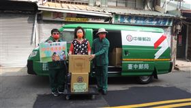 獨老圍爐餐會取消  中市郵差樂當志工送年菜農曆春節將至，受疫情影響，獨居長者期待的歲末年終圍爐聚餐也取消，台中郵局出動郵差27日協助送年菜到長輩家中，讓老人家感受外界年終關懷。中央社記者郝雪卿攝  110年1月27日