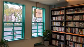 誠品進駐嘉義市立美術館誠品書店嘉義市立美術館期間限定店27日正式開幕，誠品也以市立美術館門框窗櫺「湖水綠」等12款代表色，策畫「來嘉探索、美的顏色」主題展；另將舉辦水彩速寫、色紙拚貼等多場繪畫書寫活動。中央社記者黃國芳攝  110年1月27日