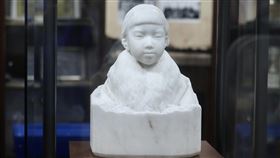 雕刻家黃土水作品少女胸像1895年出生的黃土水是台灣首位以雕刻聞名的藝術家，他在短暫耀眼的36年生涯中僅製作3件大理石作品，少女胸像就是他在1920年完成的畢業製作，並隨他一起搭船回台，贈送給母校太平國小。中央社記者張皓安攝  110年1月27日