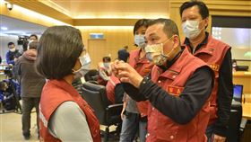 新北無預警查核醫院感控  避免成防疫破口新北市長侯友宜（前右）27日要求衛生局長陳潤秋（前左）會同感染管制醫師及專家，無預警查核轄內54家醫院的防疫應變現況，避免成為防疫破口。中央社記者黃旭昇新北攝  110年1月27日
